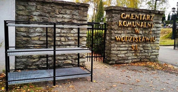 Wodzisław: przy cmentarzu stoi regał na używane znicze, Miasto Wodzisław Śląski
