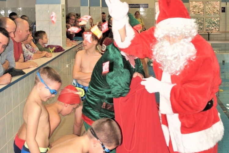 Mikołaj odwiedził basen w Połomi, 