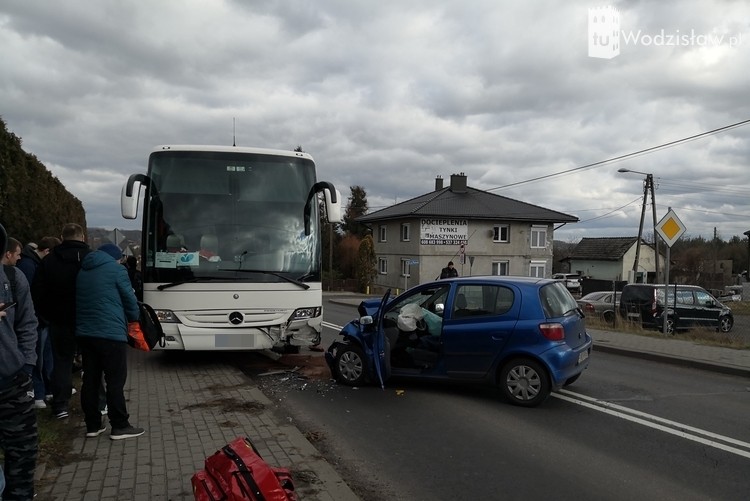 Wypadek w Gorzycach. Toyota uderzyła w autobus, ww