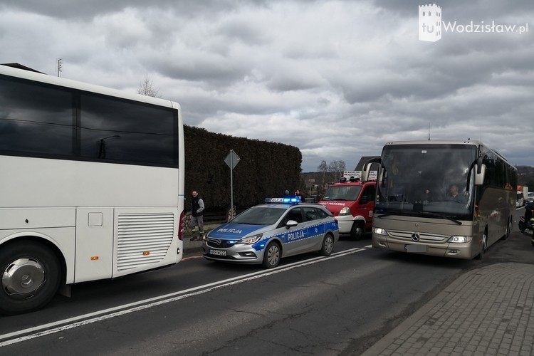 Wypadek w Gorzycach. Toyota uderzyła w autobus, ww