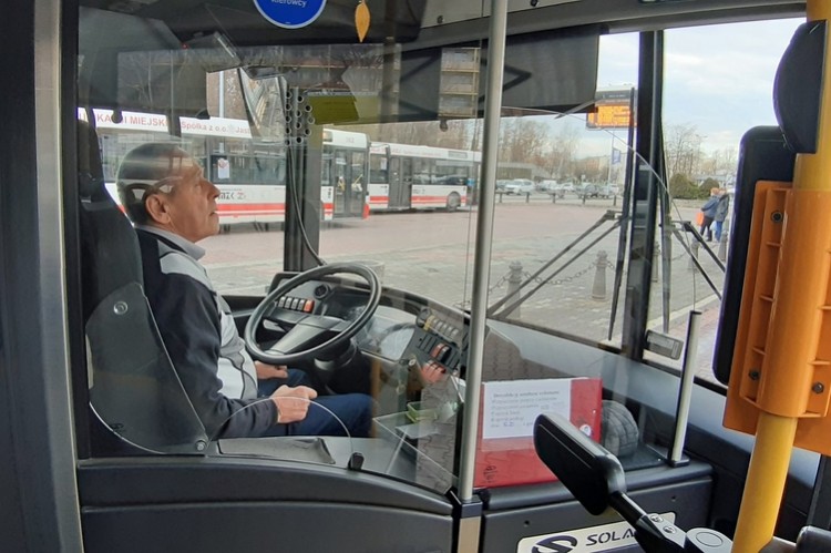 MZK wprowadza ograniczenia w autobusach komunikacji miejskiej i zachęca do kupowania biletów elektronicznych, 