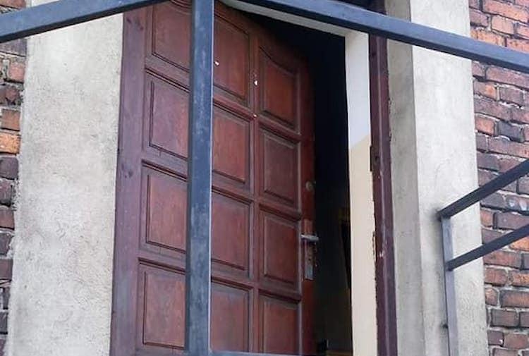 Wybili okno, wyważyli drzwi - wandalizm w Pszowie, FB: Szczep Smoki