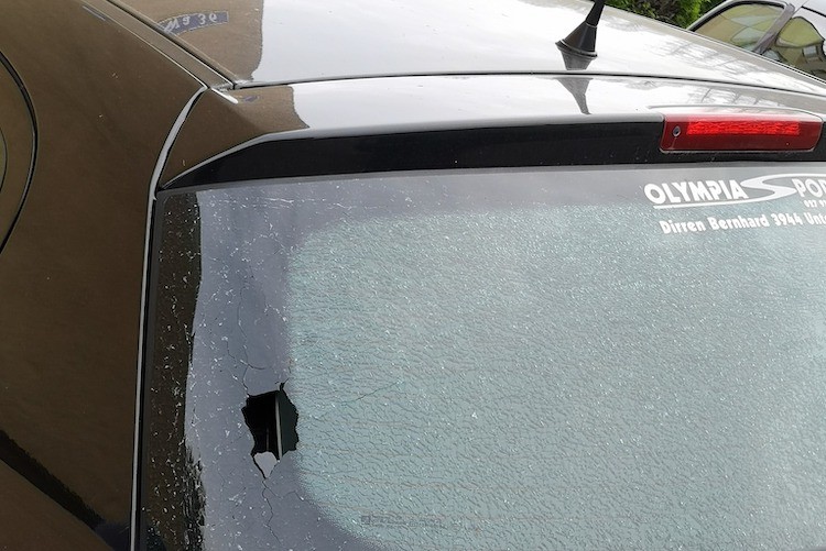 Strzelali do znaków i aut. Zniszczyli 30 samochodów w Rydułtowach!, zdjęcia pochodzą z profili FB poszkodowanych