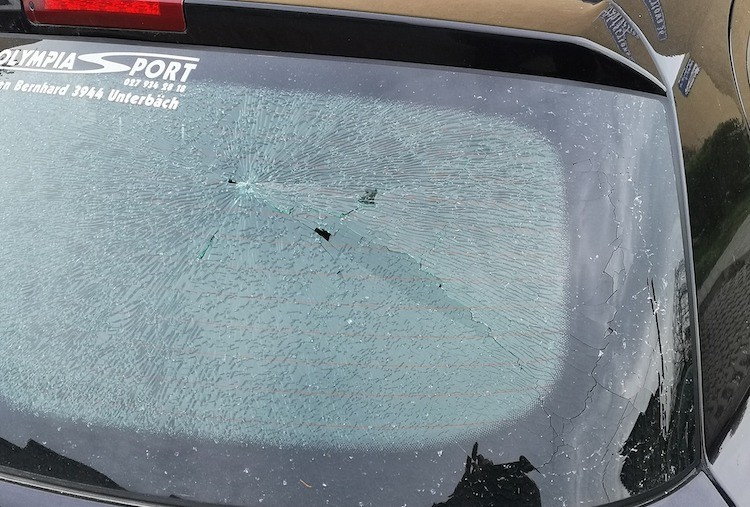 Strzelali do znaków i aut. Zniszczyli 30 samochodów w Rydułtowach!, zdjęcia pochodzą z profili FB poszkodowanych