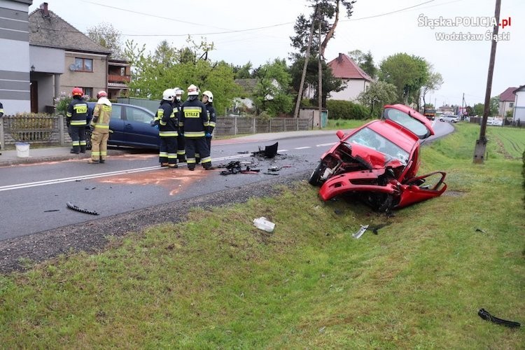 Wypadek w Gołkowicach. Ranni kierowcy w szpitalu, KPP Wodzisław Śląski