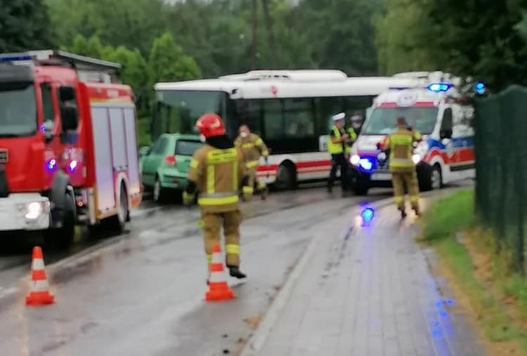 Autobusu zderzył się z osobówką w Rydułtowach, FB: Wodzisław Śląski i okolice-Informacje drogowe 24H