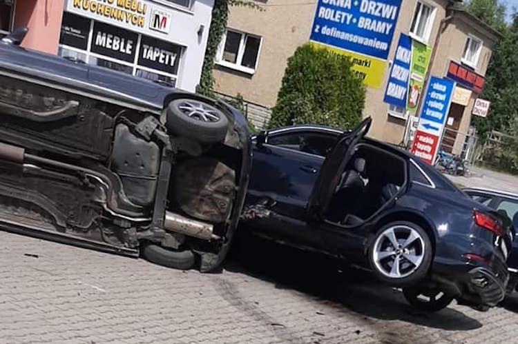 Kolizja czterech aut na wodzisławskim parkingu, FB: Informacje drogowe 24H z powiatu Wodzisław Śląski, Rybnik