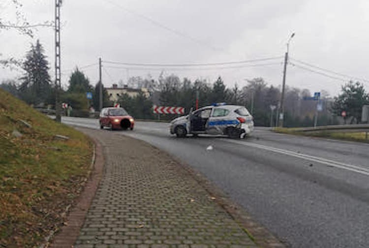 Marklowice: rozbity radiowóz i dwoje poszkodowanych, FB: Informacje drogowe 24H z powiatu Wodzisław Śląski, Rybnik