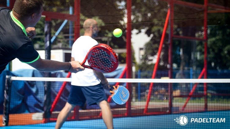Padel - aktywność sportowa dla każdego niezależnie od wieku. Rewolucja na miarę squasha?, 