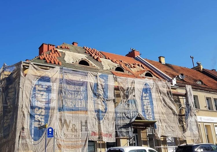 Wymieniają dach kamienicy na Rynku, UM Wodzisław