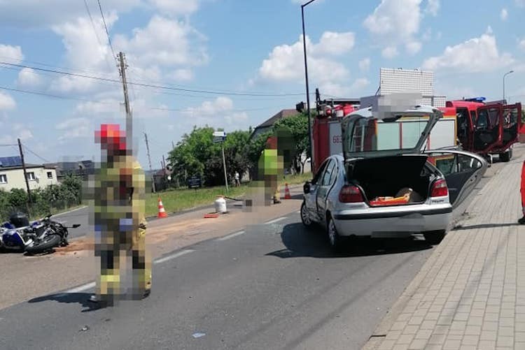 Zderzenie motocyklisty z osobówką w Rydułtowach. Kierowcy w szpitalu, FB: Wodzisław Śląski i okolice-Informacje drogowe 24H