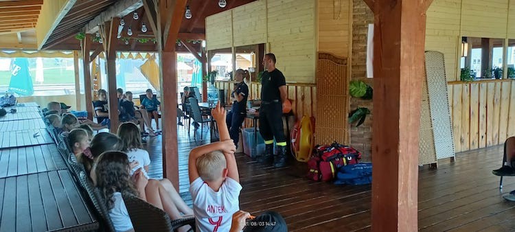 Strażacy i policjanci dbają o bezpieczne wakacje najmłodszych, KPPSP Wodzisław Śląski