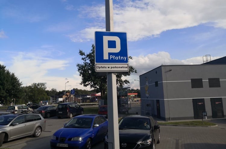 Wodzisław. Mieszkańcy oburzeni drakońskimi opłatami za parking przy markecie, 