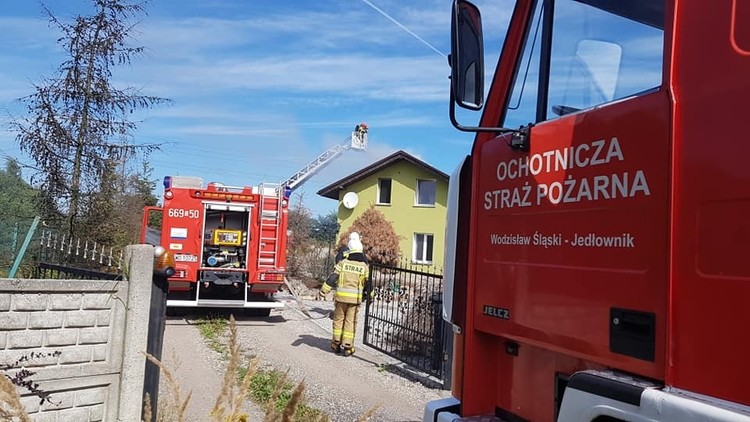 Pożar domu na Górniczej w Wodzisławiu. Duże straty, OSP Jedłownik