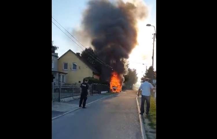 Radlin. Na Spacerowej doszczętnie spłonął samochód, Facebook / Wodzisław Śląski i okolice-Informacje drogowe 24H