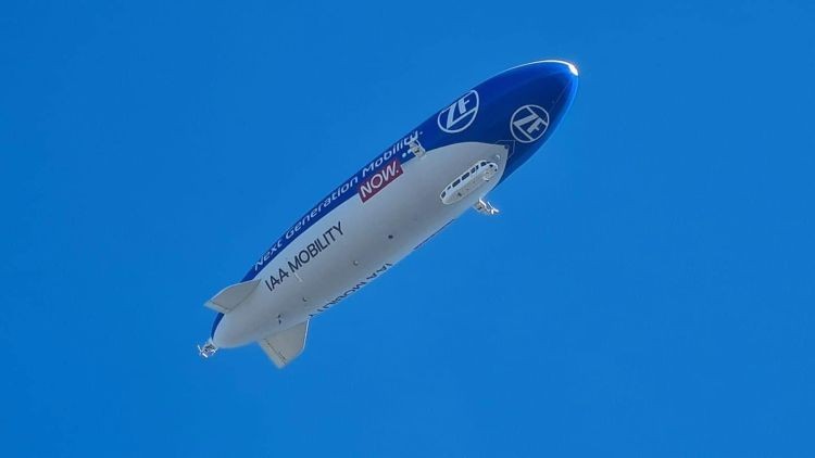 Niebiesko-biały zeppelin na niebie przyciągnął waszą uwagę, 