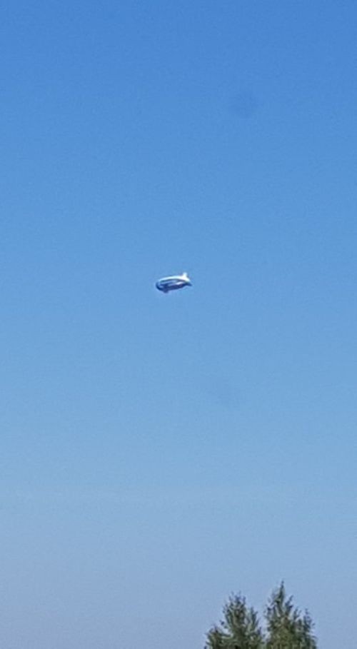 Niebiesko-biały zeppelin na niebie przyciągnął waszą uwagę, 