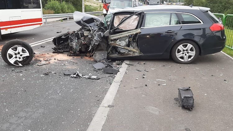 Mszana: zderzenie autobusu z osobówką. Są ranni, FB: Informacje drogowe 24H z powiatu Wodzisław Śląski, Rybnik