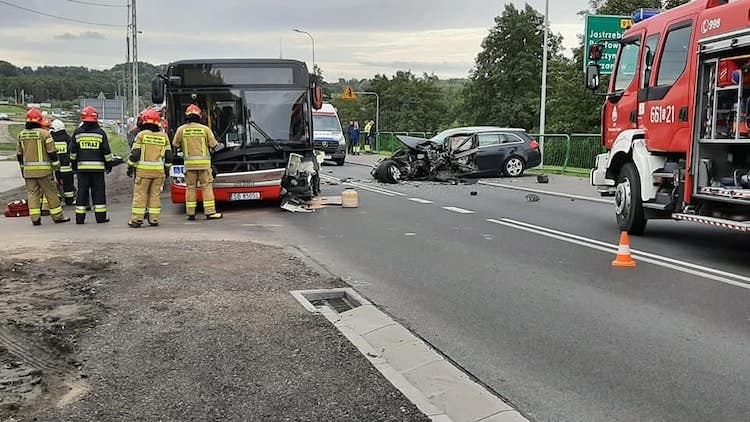 Mszana: zderzenie autobusu z osobówką. Są ranni, FB: Informacje drogowe 24H z powiatu Wodzisław Śląski, Rybnik