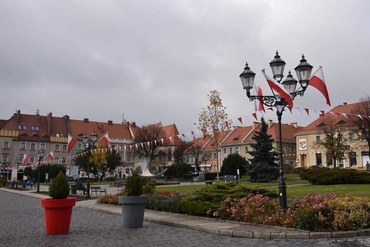 Wodzisław gotowy na 11 listopada. Na rynku powiewają flagi, Miasto Wodzisław