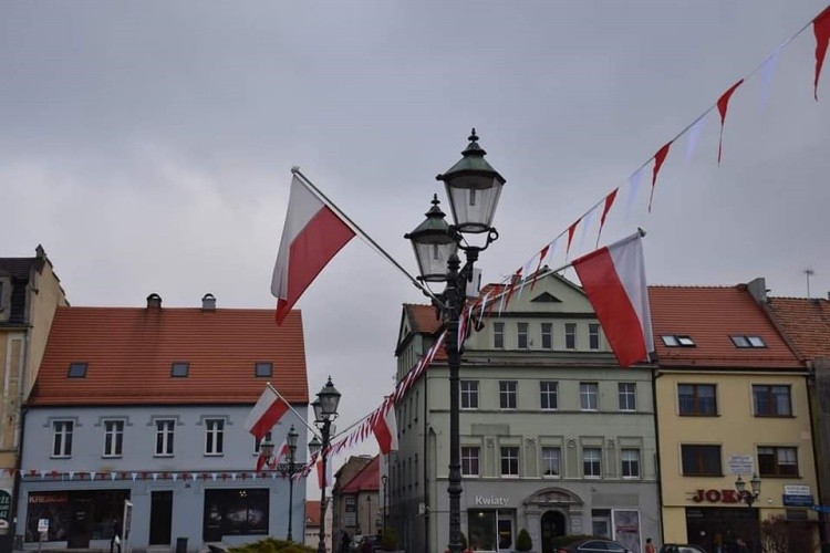 Wodzisław gotowy na 11 listopada. Na rynku powiewają flagi, Miasto Wodzisław