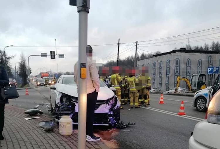 Wypadek na ruchliwym skrzyżowaniu. Kierowcy uważajcie!, FB: Wodzisław Śląski i okolice-Informacje drogowe 24H