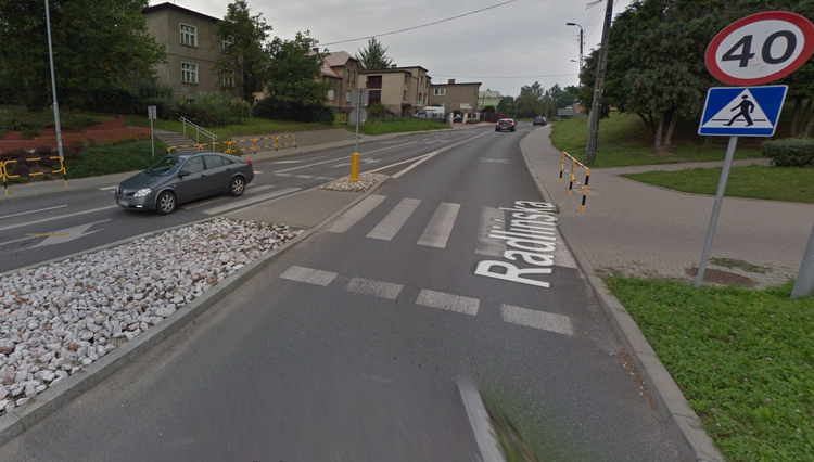 Radlińska: Kierowca toyoty potrącił 70-latkę na pasach. Trafiła do szpitala, Google maps