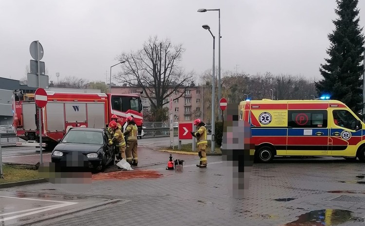 Wypadek obok McDonalda w Wodzisławiu. Golf nie „wyrobił” na zakręcie, Facebook / Wodzisław Śląski i okolice-Informacje drogowe 24H