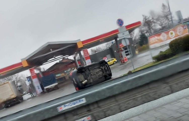 Wypadek obok McDonalda w Wodzisławiu. Golf nie „wyrobił” na zakręcie, Facebook / Informacje drogowe 24H z powiatu Wodzisław Śląski, Rybnik