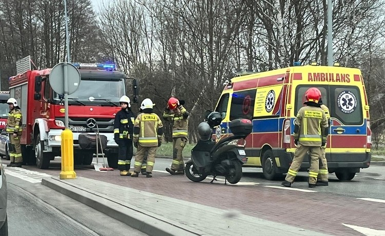 Wypadek obok Karuzeli, samochód zderzył się ze skuterem, Informacje drogowe 24H z powiatu Wodzisław Śląski, Rybnik