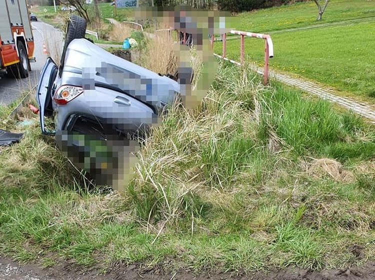 Wypadek w Marklowicach, kierowca został zabrany do szpitala, 