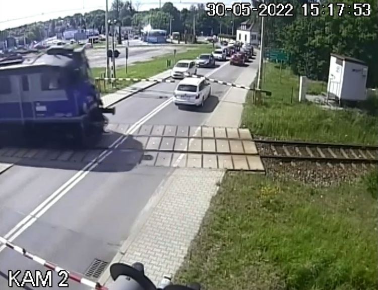 O krok od tragedii. Utknął na przejeździe kolejowym (WIDEO), Śląska Policja