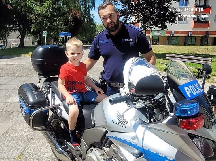 Policjanci odwiedzili żłobek. Uczyli dzieci o znakach, KPP Wodzisław