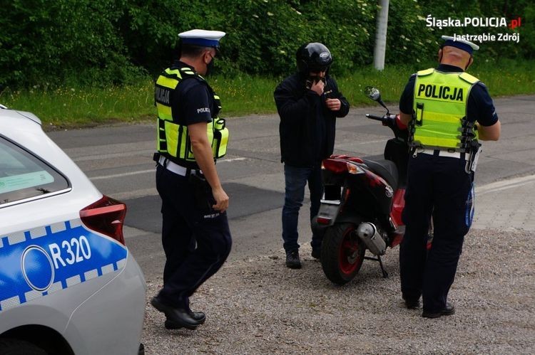 Policja skontrolowała dwóch motocyklistów. Przewozili pijanych pasażerów, zdjęcie poglądowe