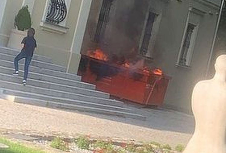 Ktoś podpalił kontener pod pałacem. Prezydent skomentował sprawę, Muzeum w Wodzisławiu/czytelnik