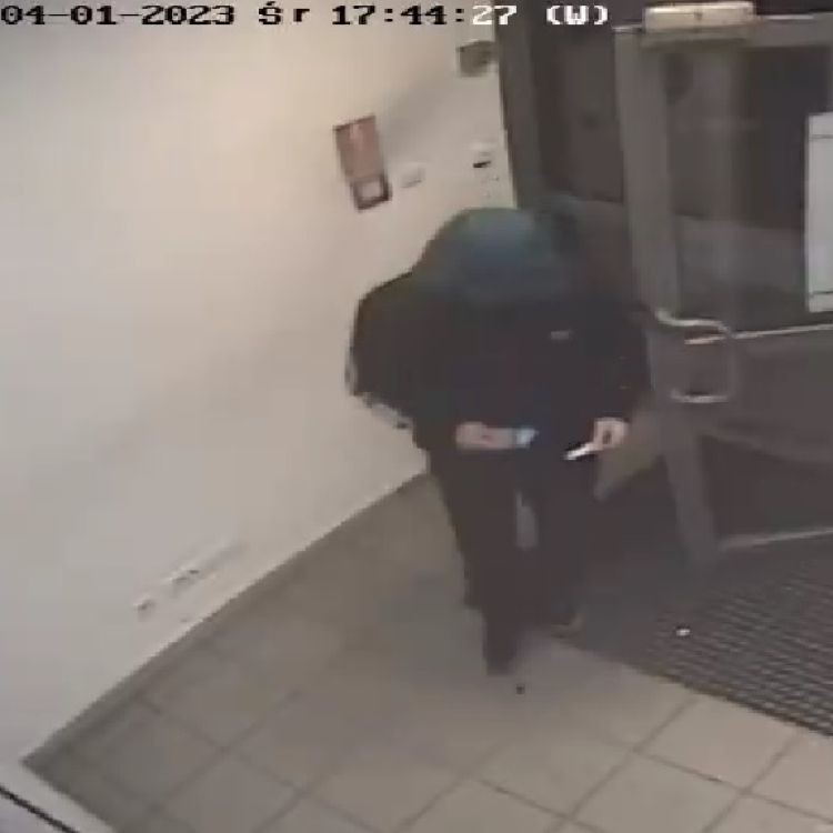 Ukradł portfel z kartą i pobrał pieniądze z bankomatu. Szuka go policja, rozpoznajecie go?, 