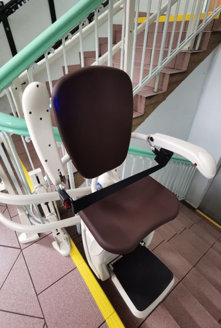 W PCPR ułatwienie dla niepełnosprawnych. Pojawiło się krzesełko schodowe (wideo), Powiat Wodzisławski