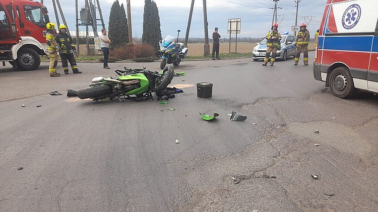 Motocyklistę potrąciła ciężarówka. Trafił do szpitala, Policja Wodzisław Śląski