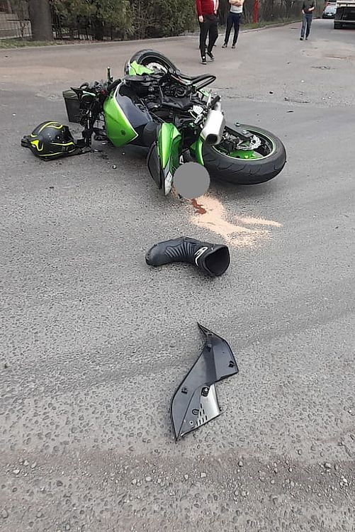 Motocyklistę potrąciła ciężarówka. Trafił do szpitala, Policja Wodzisław Śląski
