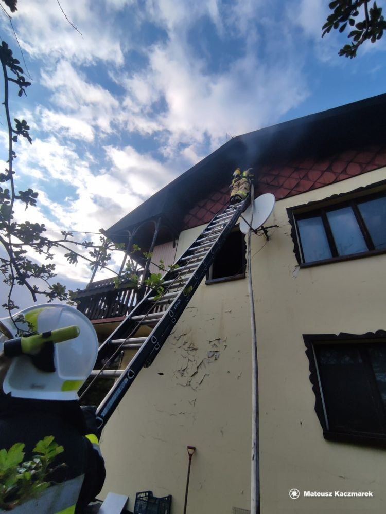 Pożar domu przy ul. Jastrzębskiej. Jedna osoba trafiła do szpitala, PSP Wodzisław