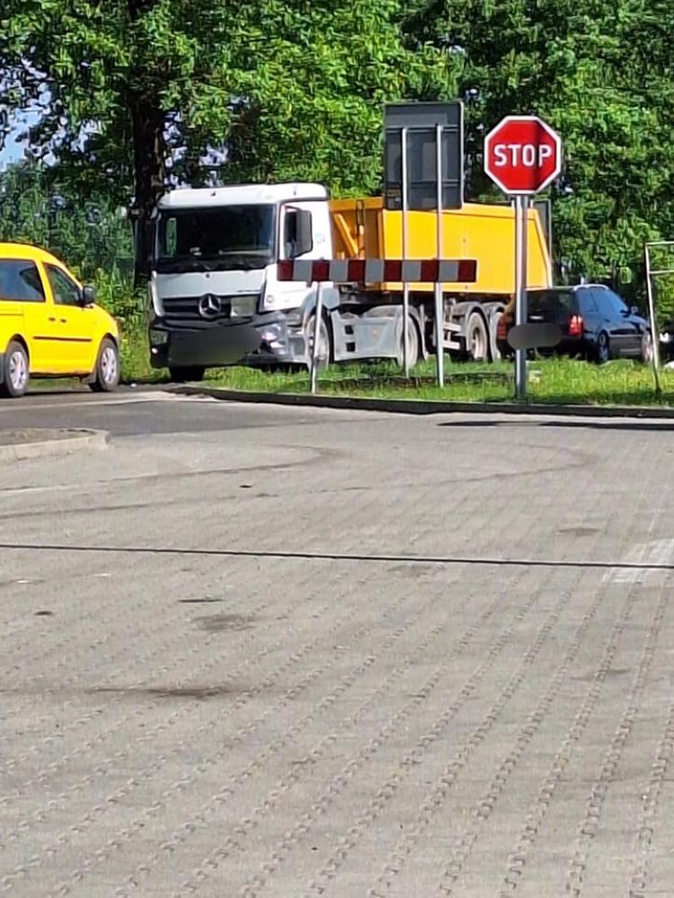 Syrynia. Ciężarówka wjechała w motorower. 63-latek w szpitalu, Wodzisław Śląski i okolice-Informacje drogowe 24H