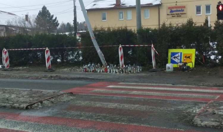 Po tragedii w Wodzisławiu: mnóstwo zniczy na miejscu wypadku. Nastolatka przebywa w szpitalu w Katowicach, jest w śpiączce. Sprawca wypadku usłyszał zarzuty, 