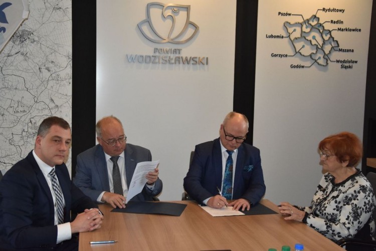 Dwie powiatowe szkoły mają nowych partnerów, Starostwo Powiatowe w Wodzisławiu Śląskim