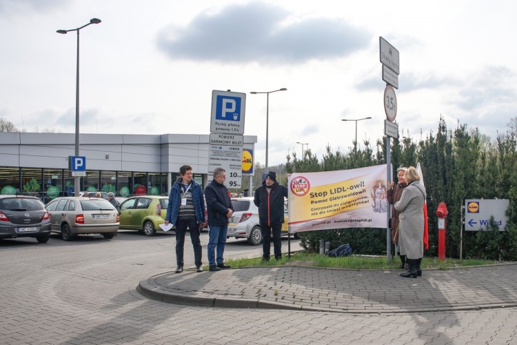 Pikieta #STOPLidl w Wodzisławiu Śląskim. Protestujący mówią 
