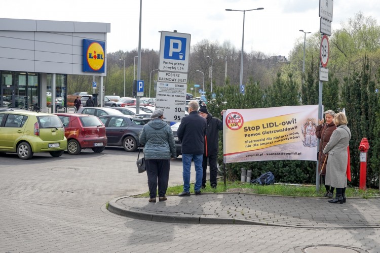 Pikieta #STOPLidl w Wodzisławiu Śląskim. Protestujący mówią 