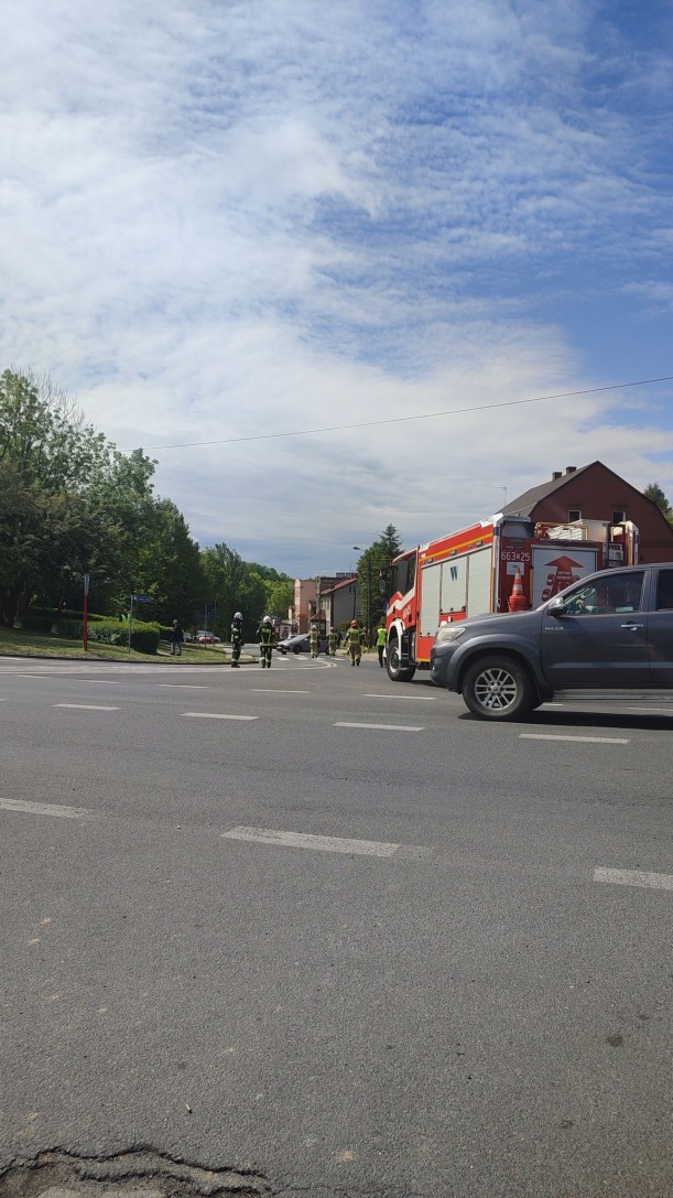 Wypadek w Pszowie: motorowerzysta wjechał pod autobus komunikacji miejskiej. Lądował LPR, Czytelnik