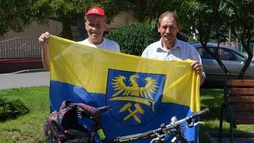 Słynny 80-letni rowerzysta Janusz River podróżuje właśnie przez nasz powiat