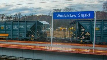 Mieszkańcy Wodzisławia coraz chętniej dojeżdżają pociągiem. Po bilet w długich kolejkach