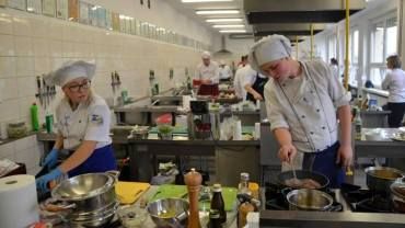 Kulinarne popisy młodych kucharzy podczas Śląskiej Jesieni Kulinarnej w „Ekonomiku”