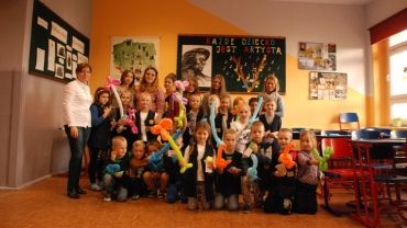 Młodzież z PCKZiU razem z dziećmi z SP nr 1 Rydułtowach świętowała Światowy Dzień Postaci z Bajek
